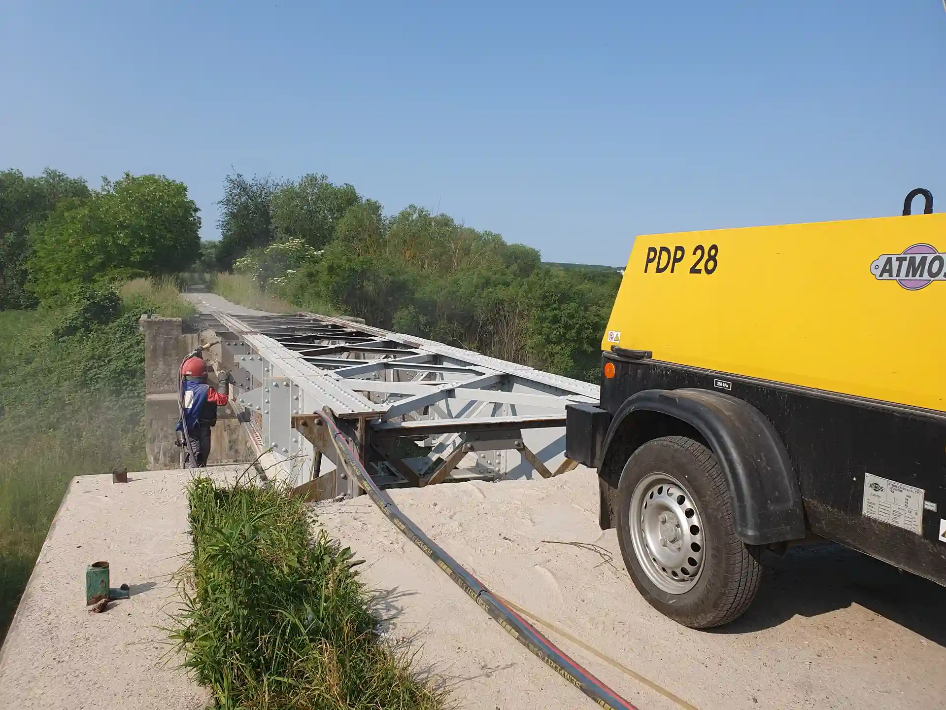 Mobilné pieskovanie mosta na cykloceste Poltár - Rimavská Sobota